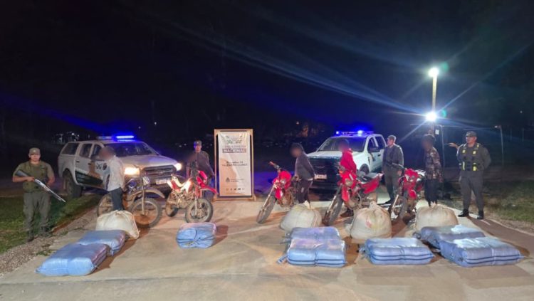 Gendarmería interceptó a cinco motociclistas que trasladaban 400 kilos de hojas de coca