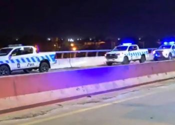 Tensión en el puente elevado: rescataron a una adolescente que quiso tirarse hacia la avenida Kirchner