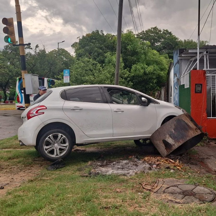 Un joven de 22 años perdió el control de su auto y embistió una vereda: tenía 2,65 de alcohol en sangre