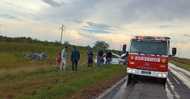 Violento choque entre un auto y una camioneta en la ruta nacional 81