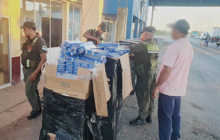 Inspeccionaban encomiendas y hallaron 35.000 atados de cigarrillos de origen extranjero y más de 3 kilos de marihuana