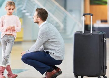 El Gobierno autorizó a menores de edad a salir del país sin la autorización de ambos padres: en qué casos