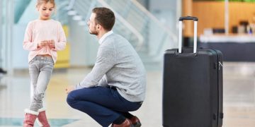 El Gobierno autorizó a menores de edad a salir del país sin la autorización de ambos padres: en qué casos