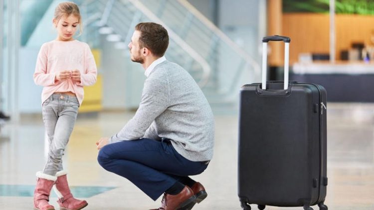 El Gobierno autorizó a menores de edad a salir del país sin la autorización de ambos padres: en qué casos