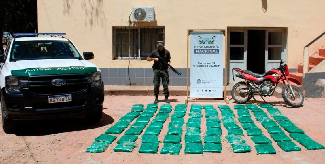 Abandonan una moto cargada con hojas de coca en medio de la espesura del monte