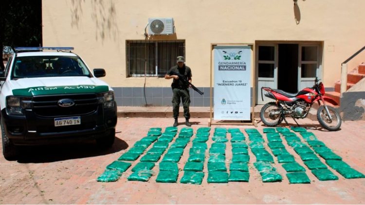 Abandonan una moto cargada con hojas de coca en medio de la espesura del monte