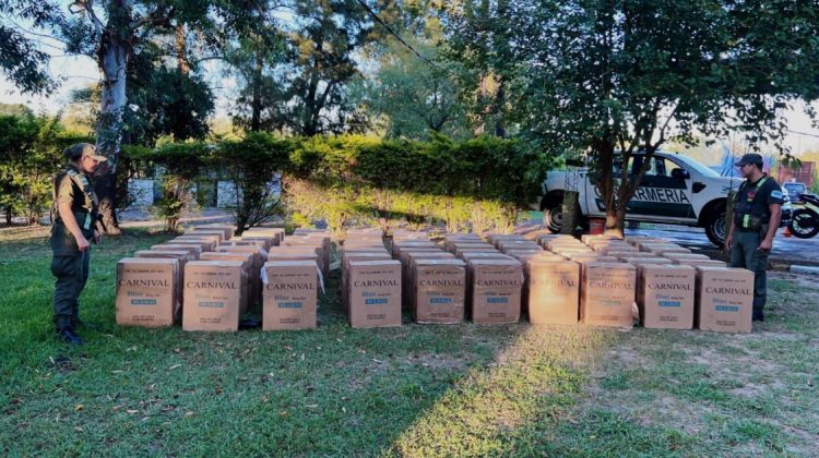 Inspeccionaban encomiendas y hallaron 35.000 atados de cigarrillos de origen extranjero y más de 3 kilos de marihuana