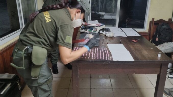 Gendarmes detienen a un hombre que transportaba ketamina y pastillas de éxtasis ocultas en su cuerpo