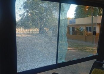 Vandalismo en el transporte público: un menor fue retenido tras atacar a piedrazos un colectivo urbano