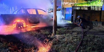 Atentado en Comandante Fontana: incendiaron la camioneta particular del director del hospital