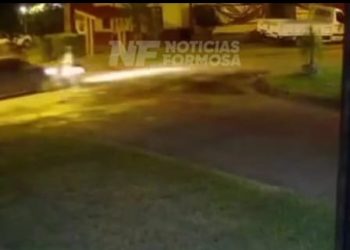 Fuerte choque entre auto y moto en conflictiva intersección sin cartelería