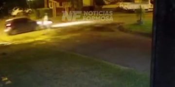 Fuerte choque entre auto y moto en conflictiva intersección sin cartelería