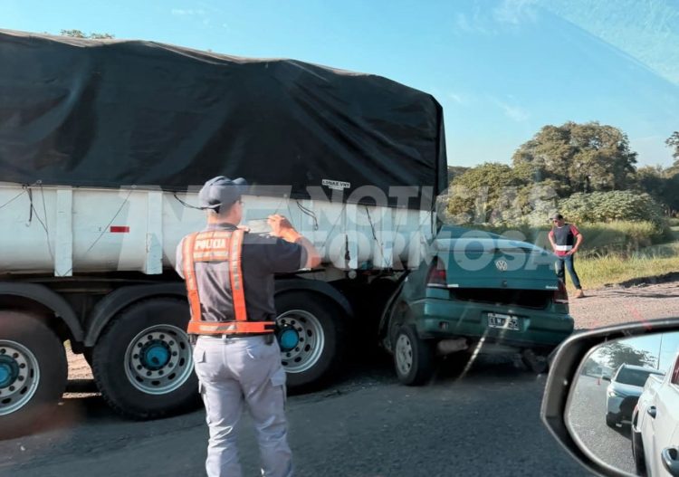 Perdió el control del auto y chocó camión estacionado: una mujer terminó con hundimiento de cráneo