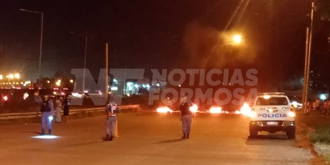 Ante falta de servicios de luz y agua, vecinos del Fachini cortaron un sector de avenida Gendarmería Nacional