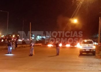 Ante falta de servicios de luz y agua, vecinos del Fachini cortaron un sector de avenida Gendarmería Nacional