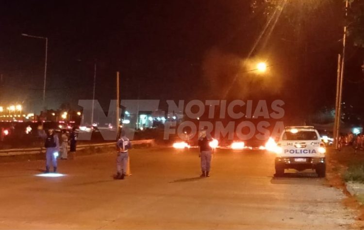 Ante falta de servicios de luz y agua, vecinos del Fachini cortaron un sector de avenida Gendarmería Nacional