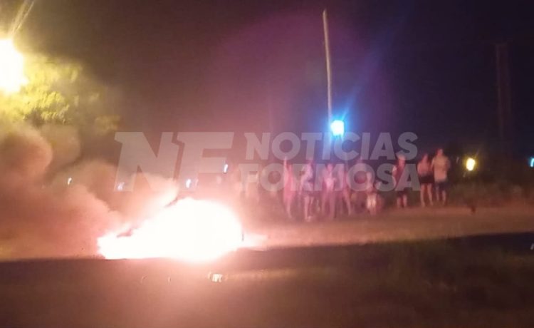 Ante falta de servicios de luz y agua, vecinos del Fachini cortaron un sector de avenida Gendarmería Nacional