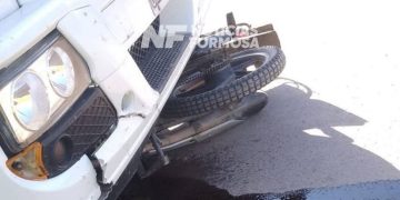 Un joven motociclista murió luego de chocar contra un camión en la ruta 23
