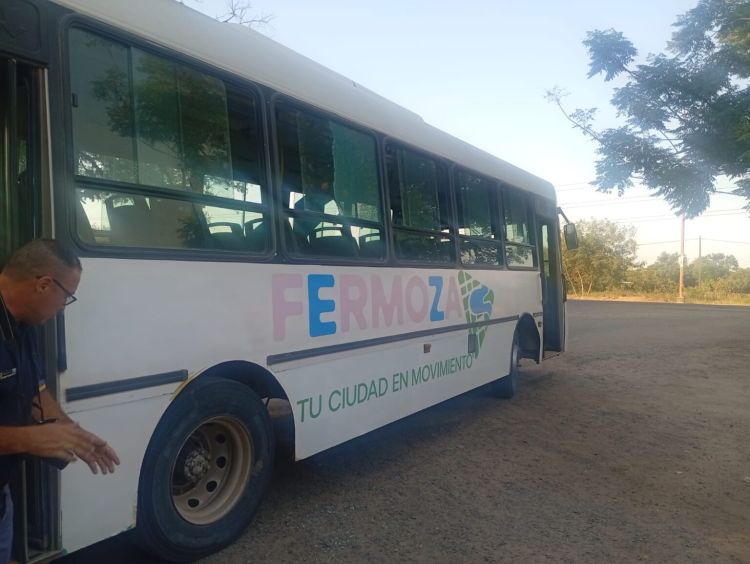 Vandalismo en el transporte público: un menor fue retenido tras atacar a piedrazos un colectivo urbano