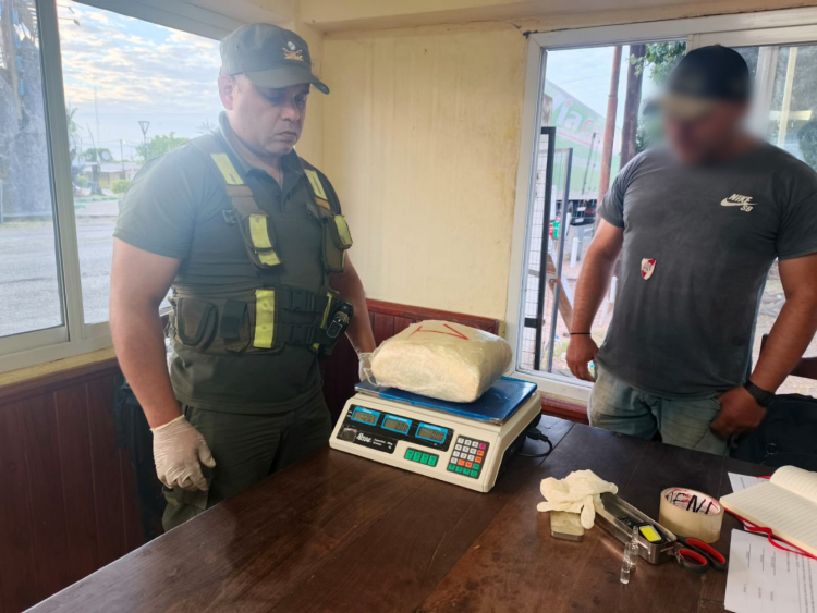 Gendarmes detectaron más de 3 kilos de marihuana dentro de una encomienda