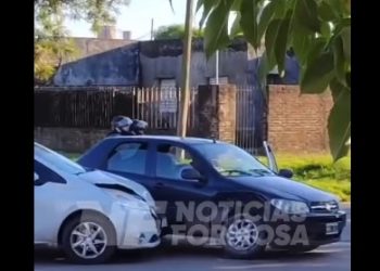 Choque entre dos autos en Trinidad González y Arenales