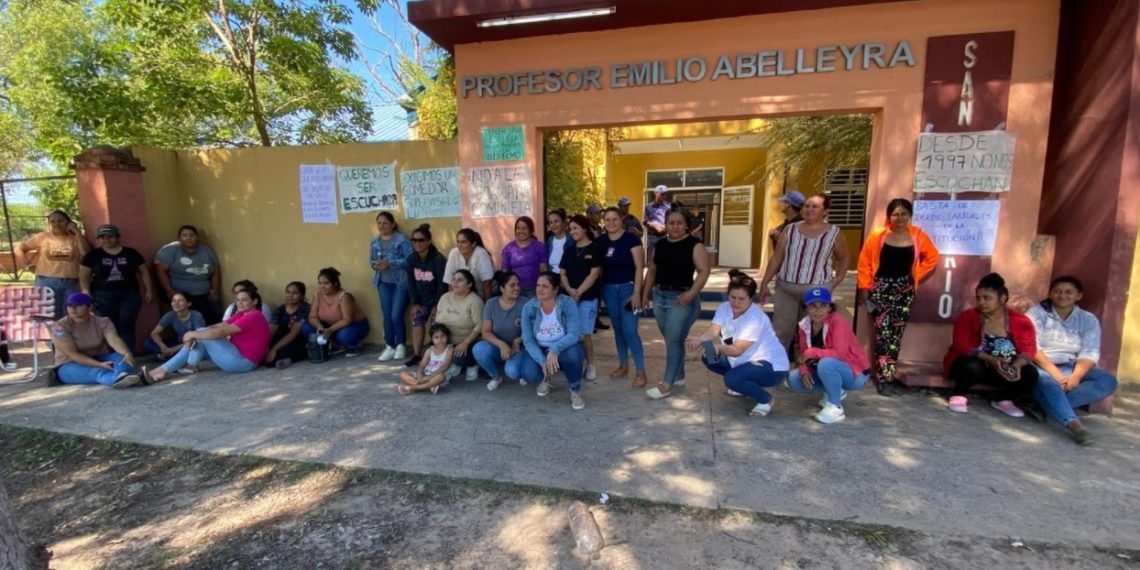 Protesta de padres en San Hilario por presuntas irregularidades en una escuela