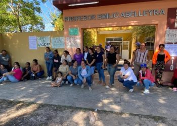 Protesta de padres en San Hilario por presuntas irregularidades en una escuela