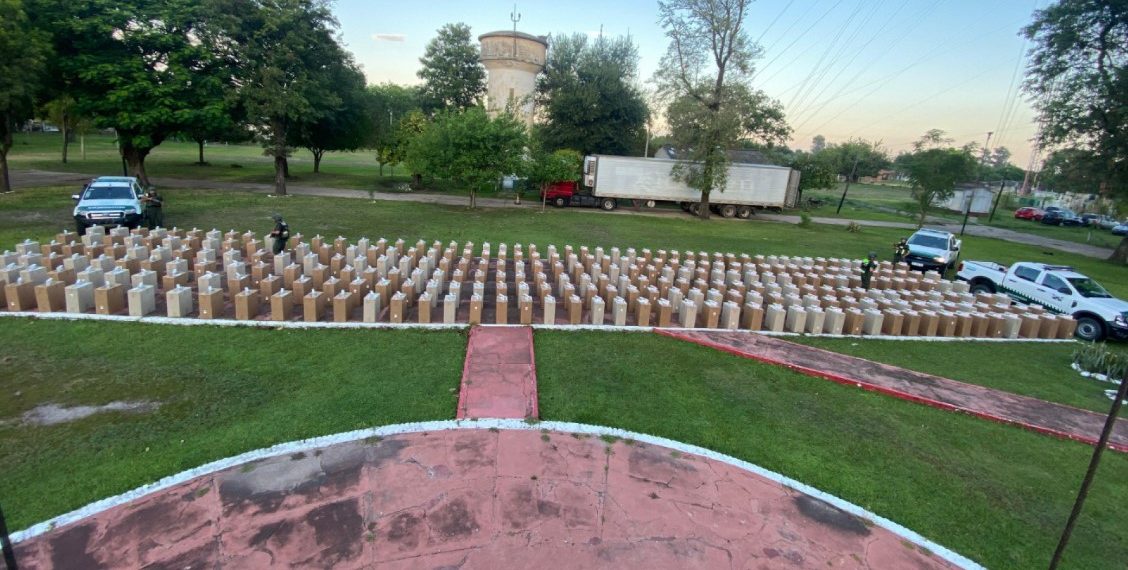 Chaco: Hallan 150.000 atados de cigarrillos que eran transportados de contrabando en un camión de patente paraguaya