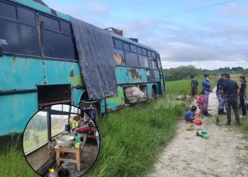 Una madre se refugió con sus cinco hijos en un colectivo abandonado