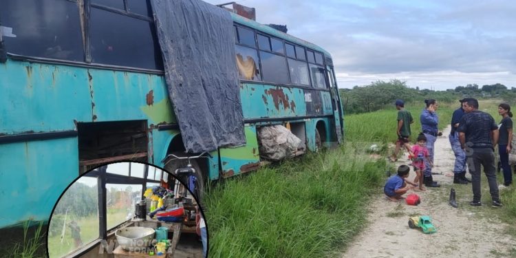 Una madre se refugió con sus cinco hijos en un colectivo abandonado