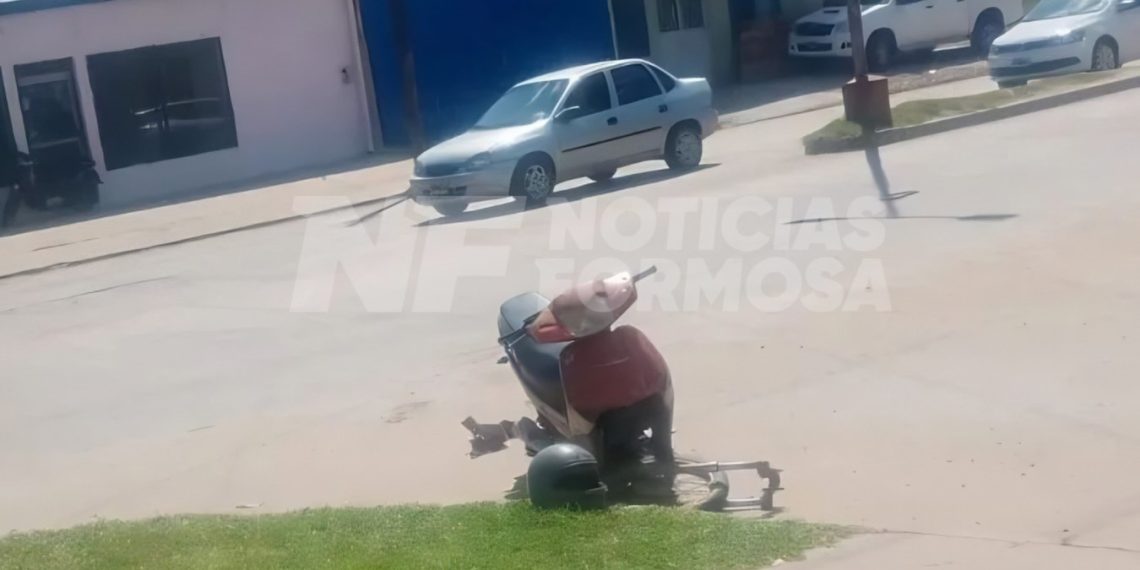Fuerte choque entre auto y una moto en la transitada avenida Kirchner