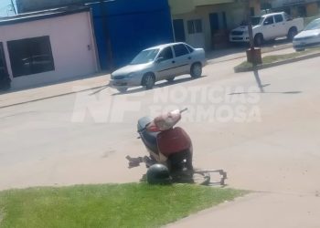 Fuerte choque entre auto y una moto en la transitada avenida Kirchner