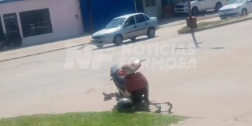 Fuerte choque entre auto y una moto en la transitada avenida Kirchner