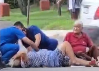 Buscan al conductor de una camioneta Hilux blanca que atropelló a dos ancianos y huyó