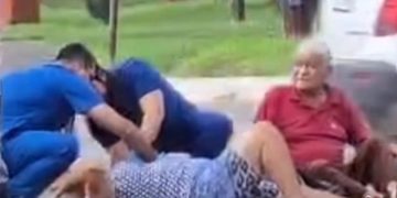 Buscan al conductor de una camioneta Hilux blanca que atropelló a dos ancianos y huyó