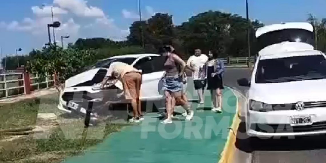 Fuerte choque entre dos autos en la avenida Ribereña