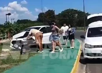 Fuerte choque entre dos autos en la avenida Ribereña