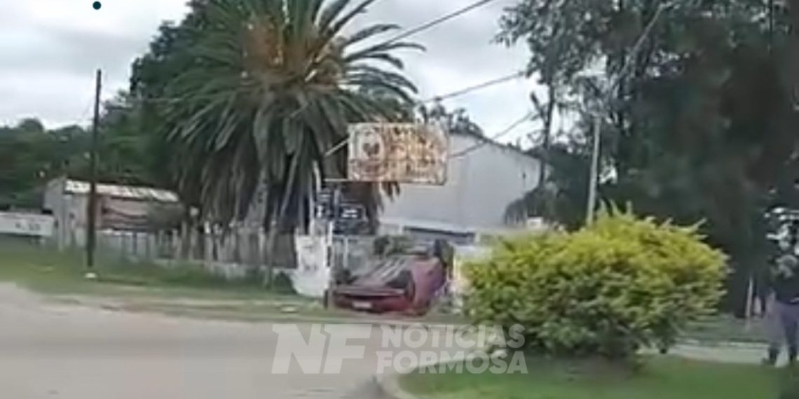 Un auto terminó ruedas para arriba en una vereda tras violento vuelco