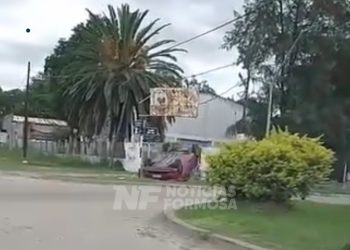 Un auto terminó ruedas para arriba en una vereda tras violento vuelco
