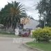 Un auto terminó ruedas para arriba en una vereda tras violento vuelco