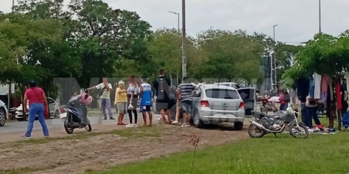 Perdió el control de su auto y embistió un poste de luz en una zona muy concurrida por estudiantes