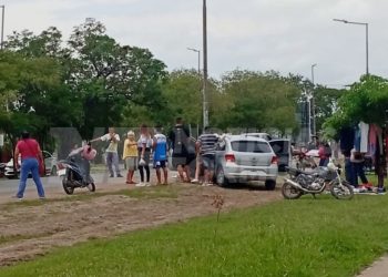 Perdió el control de su auto y embistió un poste de luz en una zona muy concurrida por estudiantes