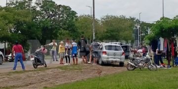 Perdió el control de su auto y embistió un poste de luz en una zona muy concurrida por estudiantes