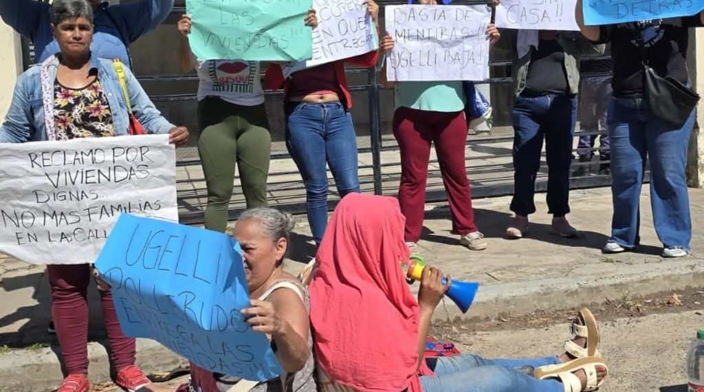 Mujeres se encadenaron frente al IPV y anuncian huelga de hambre por viviendas