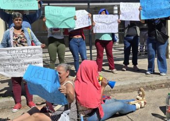 Mujeres se encadenaron frente al IPV y anuncian huelga de hambre por viviendas
