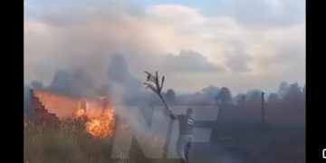 Un incendio se desató en inmediaciones a edificaciones en el acceso sur