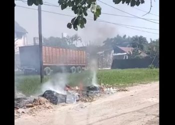 Agua servida, residuos y mucho humo generan malestar en una esquina de barrio Mariano Moreno