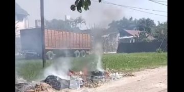 Agua servida, residuos y mucho humo generan malestar en una esquina de barrio Mariano Moreno