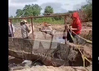 Colapso de precario puente dejó aislada a una colonia de Laguna Naineck