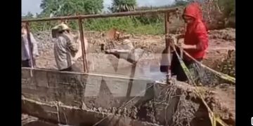 Colapso de precario puente dejó aislada a una colonia de Laguna Naineck